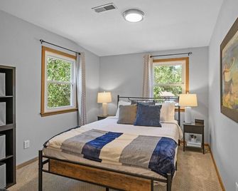 6BR Home w public Lake Access 1.8miles 2 DT Wayzata, enjoy the lake year round! - Wayzata - Bedroom