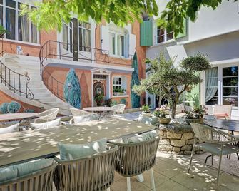 Logis Hotel Le Blason de Provence - Carpentras - Patio