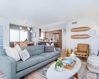 Swanky Seaside Mid Mod Beach House! 4 Bed + 2 Bath Sleeps 8 - Newport Beach - Living room