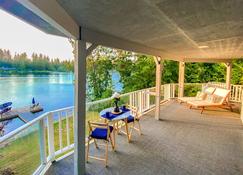 Lakefront Luxury ★ Private Dock & Deck ★ Near Seattle! - Arlington - Balcón