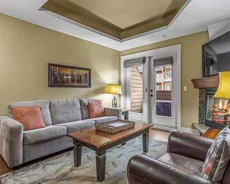 Sophisticated Mtn 2 Bedroom Pool Hot Tub - Canmore - Living room
