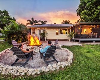 Escape to Hidden Cove #1 - Privacy with Water View - Lakewood Ranch - Patio