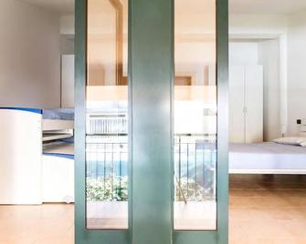Beautiful apartment in Toscolano Maderno just a few steps from Lake Garda - Toscolano-Maderno - Schlafzimmer