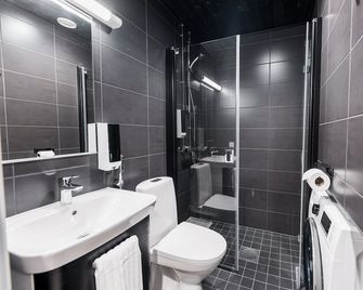 Forenom Hotel and Apartments Vantaa Tikkurila - Vantaa - Bagno