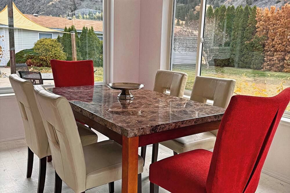 Vineyard Vacation Home Hot Tub Sunroom - Keremeos - Comedor