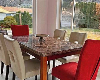 Vineyard Vacation Home Hot Tub Sunroom - Keremeos - Comedor