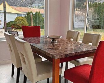 Vineyard Vacation Home Hot Tub Sunroom - Keremeos - Comedor