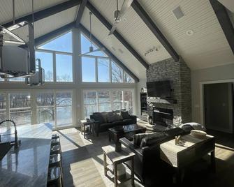 New 6 bedrooms! Lake Barkley Lake House - Cadiz - Living room