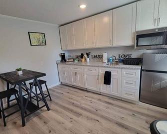 3 mins to All Things Waco: Casita - Waco - Kitchen