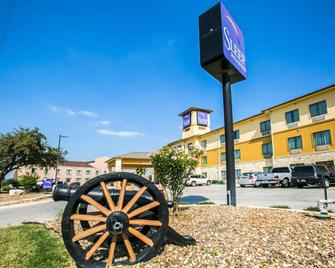 Sleep Inn & Suites Near Palmetto State Park - Gonzales - Building