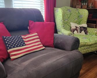 Lake Lure Mountain Bungalow - Pet Friendly. Cozy home with fenced in yard! - Mill Spring - Sala de estar