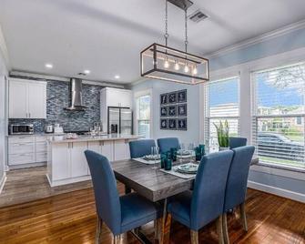 Luxury Designer Villa by the Beach Bright Beautiful Brand New - Galveston - Dining room