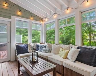 Union Pier Home With Private Hot Tub and Association Pool! - Union Pier - Sala de estar