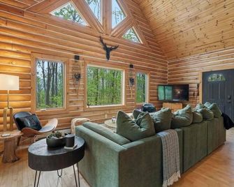 The Chippewa House - Quiet Wooded Setting - Alanson - Sala de estar
