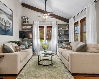 Great location just two minutes from downtown square with a Hot Tub! - Harrison - Soggiorno