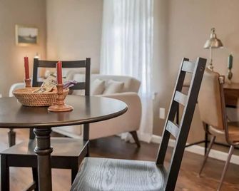 Cozy Cottage on Historic Route 66, minutes away from Wineries & Restaurants. - St James - Dining room
