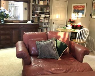 Mountain High Views Quiet Country Get-Away Private Entry Luxury Suite - Valley Center - Living room