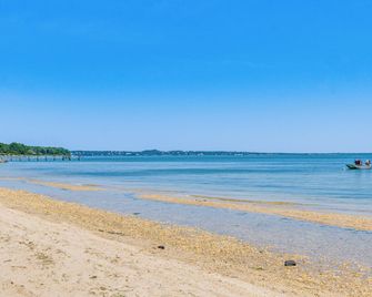 Distinctive Hamptons Home w/ Pool Near Bay, Ocean - Hampton Bays - Playa