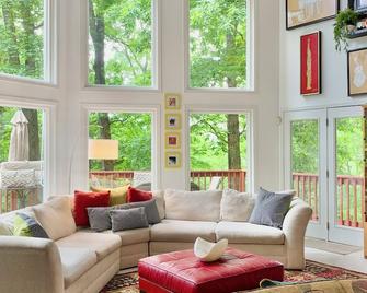 Private Hilltop Wooded Setting-Book now for a 15% weekly discount! - Franklin - Living room