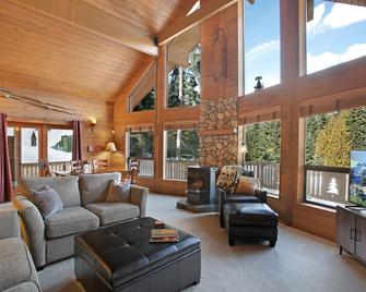Mountain View Hot Tub Cabin Retreat!!! - Snoqualmie Pass - Living room