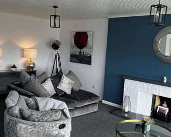 4-Bed House - Sea View Garden Parking Wifi - Portstewart - Wohnzimmer