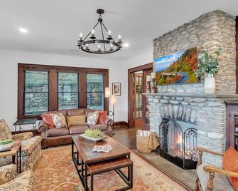 Cozy-Totally Renovated Retreat - Overlooking Lake Junaluska! Let Hope Abound! - Lake Junaluska - Living room