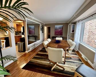 Cass Lake Luxury Lakefront 3 Bedroom Home Vrbo 90352 45 min to Detroit. - Waterford - Comedor