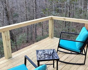 Small cozy log cabin sleeps two, where nature abounds near the Tallulah River - Clayton - Balcón