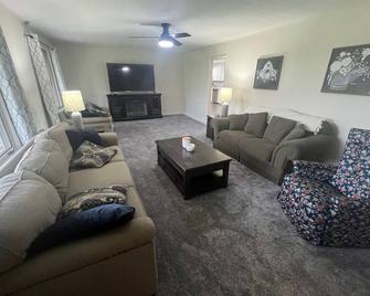 Saint Catharine Farmhouse - Brookfield - Sala de estar