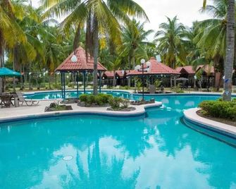 Raintree Beach And Golf Resort - Tuaran - Pool