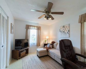 Spacious 4 Bedroom Home Near Usssa Complex - Rockledge - Sala de estar