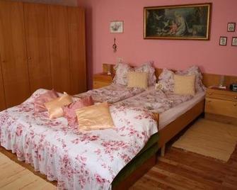 Weinbau-Gästezimmer Martin und Eva Maria Jamek - Weissenkirchen in der Wachau - Schlafzimmer