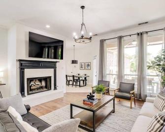 Southern Charm & Luxury Living - Bbq & Pool - Rockwall - Living room