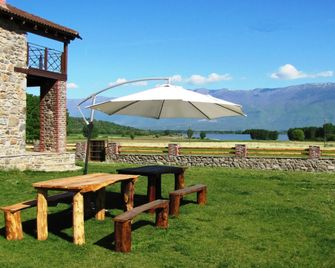 Ihnilatis - Kerkíni - Patio