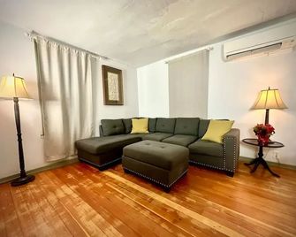 Amazing Historic 1800s Carriage House - Raton - Wohnzimmer