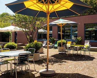 بيت شباب زيوريخ يوث - زيورخ - شرفة مرصوفة