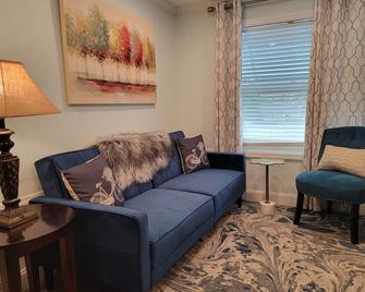Confidently Clean, Quint & Cozy Apartment - Winter Haven - Living room
