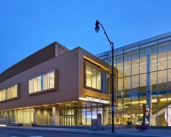 Jungle House Downtown Columbus - Modern Boutique Suites - Columbus - Building
