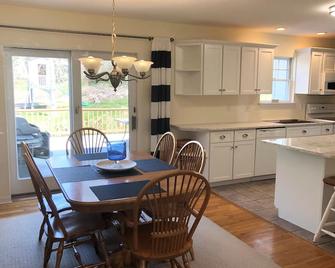 Perfect Family Summer Vacation Home Close to beach 18x42 pool - Shelter Island - Dining room