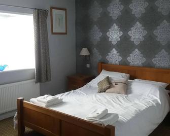 The Haymaker Inn - Chard - Bedroom