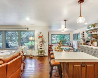 Quiet and Romantic Riverfront McKenzie Bridge Cabin! - Blue River - Comedor