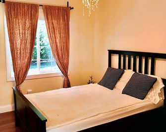 Private owners suite with your own entrance, kitchen, luxurious bath/living room - Great Falls - Bedroom