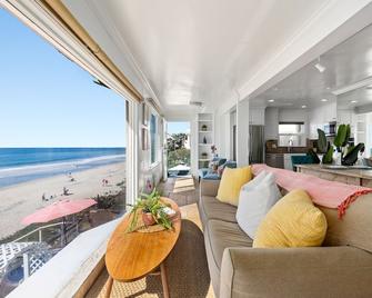 Pet-Friendly Beachfront Duplex with a Spa C3015-B - Carlsbad - Living room