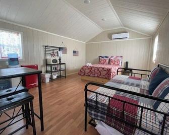 Village Cabin #1 sleeps four - Whitehall - Habitación