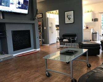 West Omaha Townhome With A Big Feel!! Monthly Rental Only, 31 Night Minimum! - Elkhorn - Living room