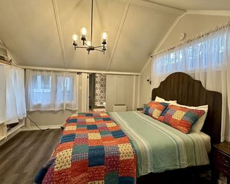 John Steinbeck's Writer's Studio: Home of Classic American Author - 30 night min - Pacific Grove - Bedroom