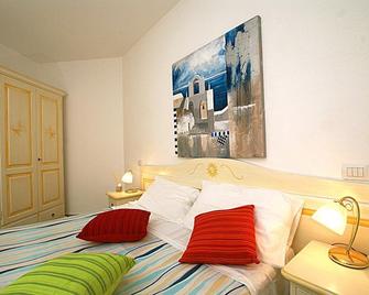 Hotel Donatella - Posada - Camera da letto
