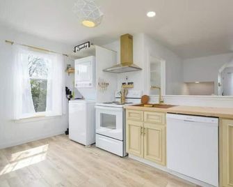 Victorian Penthouse 2 bedroom down town. Share Save - Сідней - Кухня