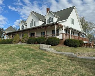 Graber's Green Gables Bed & Breakfast - Odon - Edificio