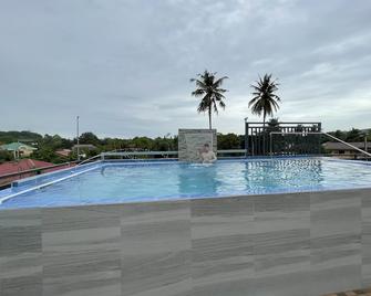 Arviz Charming Apartelle-Villa - Davao - Piscine